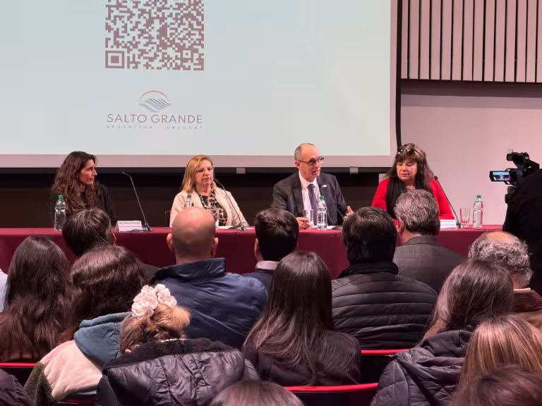 la Ing. Gabriela Corrales, en representación de la Asociación Uruguaya de Mujeres en Energía (AUME); Dr. Ing. Gonzalo Casaravilla, presidente de la Delegación del Uruguay ante la Comisión Técnica Mixta de Salto Grande; la Prof. Miriam de Souza, de la Inspección Regional Litoral Norte de la Dirección General de Educación Técnico Profesional; y la Prof. Isabel Delgue, inspectora regional de Educación Secundaria.